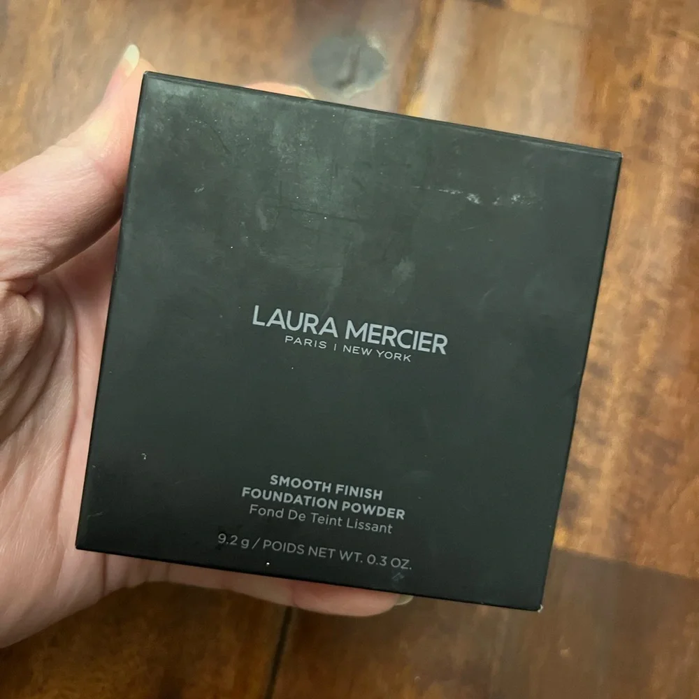 Laura Mercier Smooth Finish Foundation Powder 1N2 02 Full Size scratched